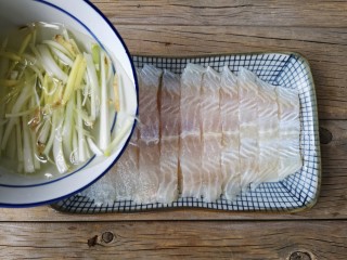 9、官烧目鱼,再加入适量葱姜水。