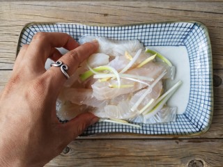 10、官烧目鱼,抓匀腌制10分钟入味。