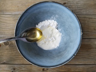 12、官烧目鱼,再加入一勺油。