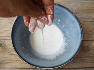 13、官烧目鱼,将裹炸粉、葱姜水和油调成厚糊。