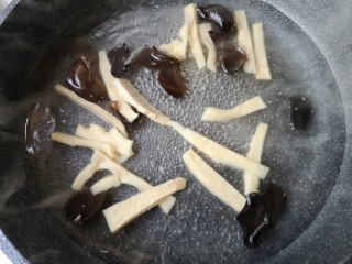 14、官烧目鱼,笋干和木耳入开水焯熟。