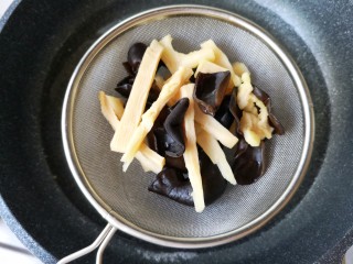 15、官烧目鱼,焯好后沥水捞出备用。