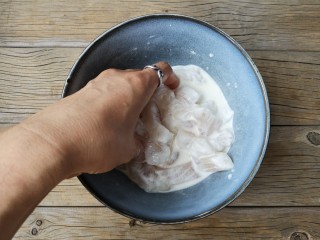 16、官烧目鱼,将腌好的目鱼条放入其中抓拌均匀，挂糊。