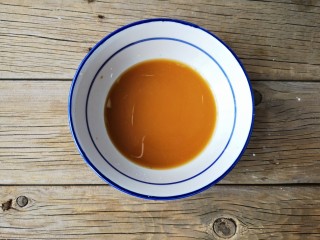 17、官烧目鱼,用剩余的葱姜水、醋、白糖、鸡精、淀粉调一个碗欠（口味自己可尝一下，各种调料比例不固定，调整到自己喜欢的口味就行）。