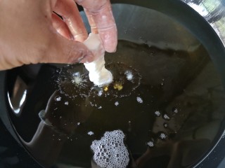 18、官烧目鱼,开火坐锅，倒入宽油，在油温达到6成热时下入，鱼要一条一条下入。