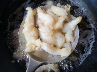 19、官烧目鱼,炸到外壳硬挺时用笊篱慢慢晃晃。炸到鱼肉变白沥油捞出。