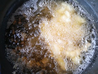 20、官烧目鱼,等油温上升后再进行复炸。