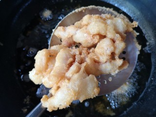 21、官烧目鱼,直到变为金黄色，鱼肉酥脆，控油捞出备用。