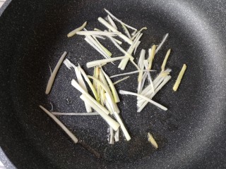 22、官烧目鱼,另起一锅，倒入少量油，下另一部分葱姜丝爆出香味。