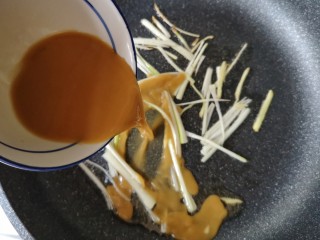 23、官烧目鱼,热锅凉油，倒入碗芡，小火煮至当汤汁变透亮。