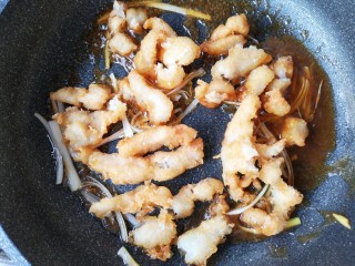 24、官烧目鱼,下炸好的鱼条，翻裹均匀。