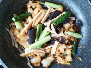 25、官烧目鱼,再加入焯熟的木耳，笋和黄瓜。