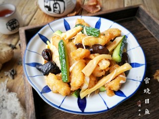 28、官烧目鱼,此菜主料金黄，白、绿、棕三色点缀其间，色泽明快、口感酥脆、肉质纫嫩、汁包主料，咸甜略酸。