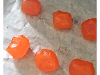 4、莲蓉蛋黄月饼,将咸蛋黄过下白酒，去腥味。