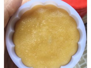 12、莲蓉蛋黄月饼,放入模具中，压平整