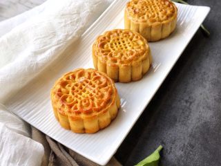 18、莲蓉蛋黄月饼,成品