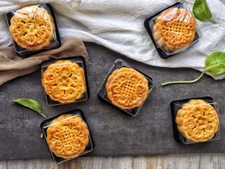 19、莲蓉蛋黄月饼,可以用包装盒包装好送人