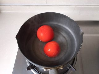 6、茄汁莲藕鸡肉丸子（亲子版）-辅食,番茄洗净，底部用刀划十字，小锅烧开水，放入番茄汆烫一会儿