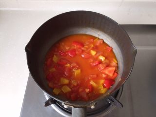 11、茄汁莲藕鸡肉丸子（亲子版）-辅食,放入少许水煮一会儿