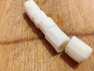 4、山药猪骨汤,将山药切成段～