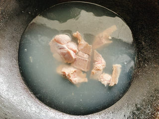 7、山药猪骨汤,去除血水杂质等等～