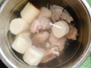 8、山药猪骨汤,将猪骨和山药放在一起，并加入适量水。