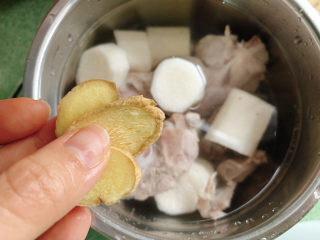 9、山药猪骨汤,加适量姜片