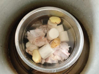 10、山药猪骨汤,入高压锅中，炖煮15分钟左右