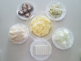 2、泡菜锅,金针菇洗净去掉根部，香菇切花刀，或者切厚片也可以，嫩豆腐切厚片，元葱切块，豆芽洗净。