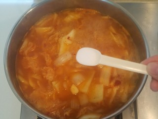 9、泡菜锅,加入一小勺盐。