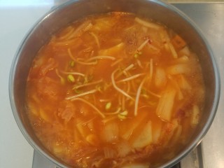 10、泡菜锅,加入豆芽。