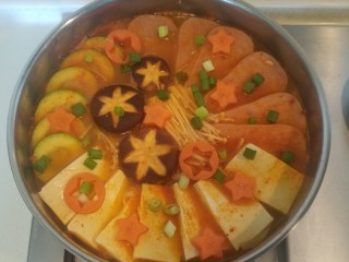 13、泡菜锅,关火再撒些葱花。