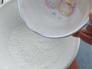 1、≈蛋花米酒小汤圆≈,糯米粉里加入适量白糖，接着一点一点的加水，加到干湿适中，可以和成面团