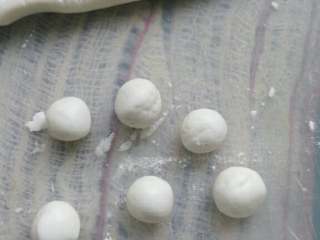 3、≈蛋花米酒小汤圆≈,搓成长条，然后分成小份，搓圆