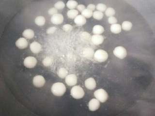 4、≈蛋花米酒小汤圆≈,锅内烧水，水开后放入小汤圆，煮至汤圆浮起来