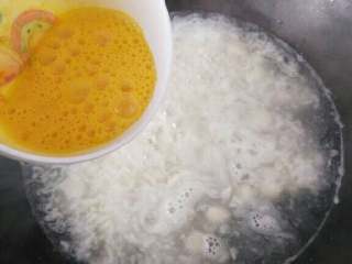 5、≈蛋花米酒小汤圆≈,接着放入米酒，煮开后加入打散的鸡蛋
