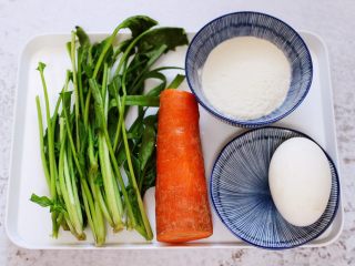 1、鹅蛋菠菜早餐饼,准备好所有的食材。