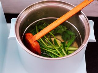 4、鹅蛋菠菜早餐饼,然后再把菠菜也焯一下水。