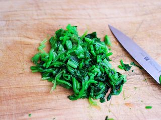 5、鹅蛋菠菜早餐饼,焯过水的菠菜沥干水分后，用刀切碎。