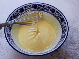 11、鹅蛋菠菜早餐饼,用蛋抽搅拌至蛋液无干粉颗粒即可。