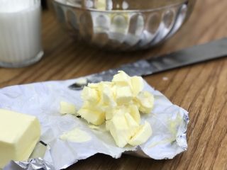 1、英式下午茶：司康饼干,将冷黄油切成小块、黄油最好刚从冰箱拿出来的. 将黄油放在面粉中