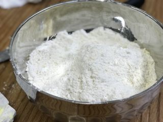 3、英式下午茶：司康饼干,粉和黄油的混合沙状物有点像面包屑