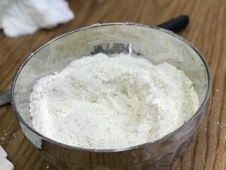 4、英式下午茶：司康饼干,在粉和黄油的混合沙状物中挖一个洞