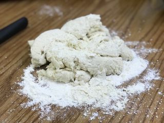 7、英式下午茶：司康饼干,在桌子上放点面粉然后把面团直接倒上去