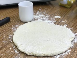 8、英式下午茶：司康饼干,做出来一个饼、厚度不要太小. 需要大概5-7厘米左右