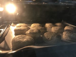 11、英式下午茶：司康饼干,200度烤12-15分钟，烤纸到表面颜色变棕黄色
