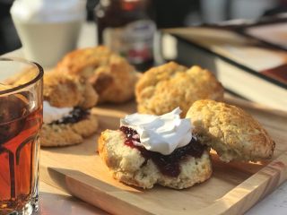 12、英式下午茶：司康饼干,搭配果酱和淡奶油吃、对了别忘了做一杯茶