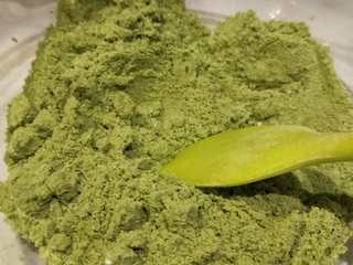 2、意式抹茶马卡龙（无色素版）,再加入A抹茶粉过筛，混合均匀。