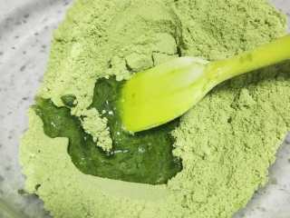 3、意式抹茶马卡龙（无色素版）,继续倒入A蛋清。