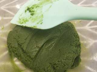 4、意式抹茶马卡龙（无色素版）,用刮刀混合好，一定盖好保鲜膜~备用。以免风干。